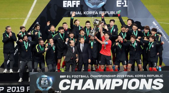 18일 오후 부산시 연제구 아시아드주경기장에서 열린 2019 동아시아축구연맹(EAFF) 풋볼 챔피언십(동아시안컵) 남자부 3차전 한국과 일본의 경기에서 한국이 1대 0 짜릿한 승리를 거두며 대회 3연패에 성공했다. © News1 이동해 기자
