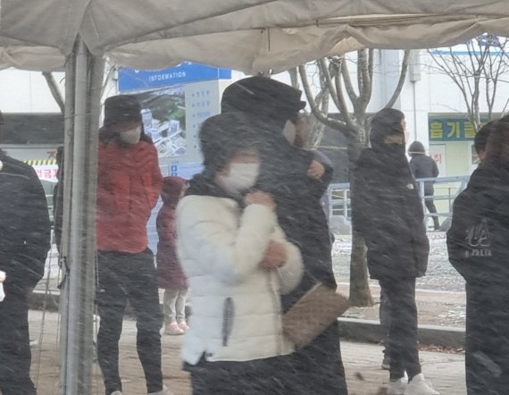 천안시청에 설치된 선별진료소에서 코로나19 진단 검사를 기다리는 시민들에게 강한 눈보라가 들이닥쳤다. © 뉴스1