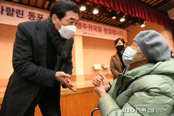 윤화섭 안산시장 17일 사할린동포 영주귀국 환영식에서 동포노인 격려. 사진제공=안산시