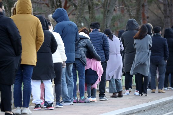 지난 17일 오전 대구스타디움 동편 주차장에 마련된 코로나19 임시선별검사소를 찾은 시민들이 추위에 떨며 검사 순서를 기다리고 있다. 2021.12.17/뉴스1 © News1 공정식 기자