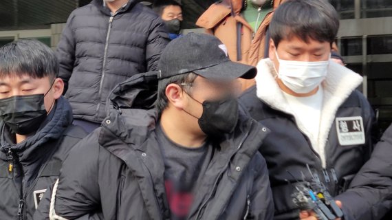 [안산=뉴시스] 박종대 기자 = 18일 오후 경기 안산단원경찰서에서 구속 전 피의자심문을 받으러 가는 A씨가 취재진의 질문을 받고 있다. 2021.12.18. pjd@newsis.com *재판매 및 DB 금지