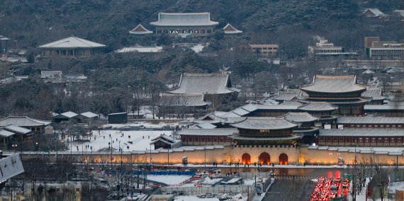 올겨울 첫 대설주의보가 내린 18일 오후 서울 종로구 광화문 일대에 눈이 쌓여 있다. 2021.12.18/뉴스1 © News1 안은나 기자