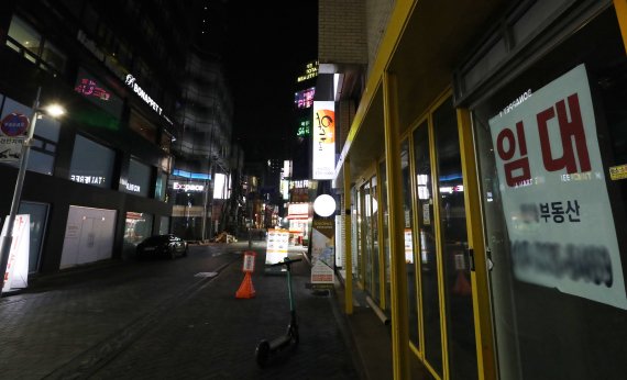 [서울=뉴시스]조수정 기자 = 지난 3월9일 오후 서울 중구 명동에서 폐업 등으로 영업을 하지 않아 대부분 불꺼진 상점 거리가 황량한 모습을 보이고 있다. 2021.03.09. chocrystal@newsis.com