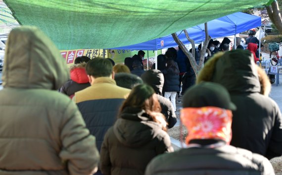 대구시 서구보건소 선별진료소에서 시민들이 '코로나19' 진단검사를 받기 위해 순서를 기다리고 있다. 사진=뉴시스