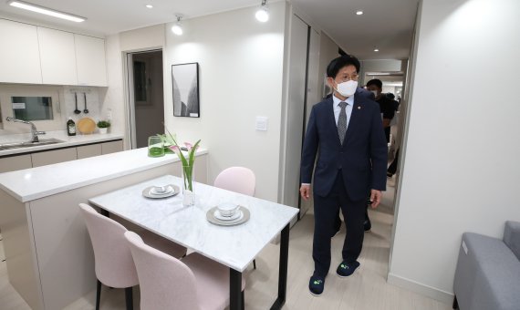[서울=뉴시스] 조수정 기자 = 노형욱 국토교통부 장관이 3기 신도시를 비롯한 수도권 신규택지 사전청약 접수가 시작된 28일 오후 서울 송파구 장지동 성남복정1지구 위례 현장접수처를 찾아 분양을 마친 과천지식정보타운 55A형 신혼희망타운 모델하우스를 살펴보고 있다. 2021.07.28. chocrystal@newsis.com