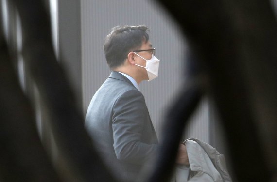 [과천=뉴시스] 조성우 기자 = 김진욱 고위공직자범죄수사처(공수처) 처장이 지난 16일 오전 경기도 과천시 정부과천청사로 출근하고 있다. 2021.12.16. xconfind@newsis.com