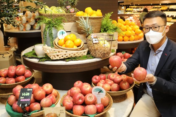 롯데백화점 강남점에서 문을 연 '프리미엄 과일 전문관'에서 청과 전문 바이어가 직접 고른 과일을 소개하고 있다. 롯데백화점 제공