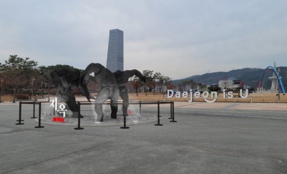 [대전=뉴시스]넷플릭스 시리즈 '지옥'이 대전정보문환산업진흥원 실내 스튜디오에서 촬영된 것을 기념해 대전엑스포시민광장에서 '지옥사자' 피규어가 전시되고 있다. (사진= 대전시 제공) 2021.12.20. photo@newsis.com *재판매 및 DB 금지