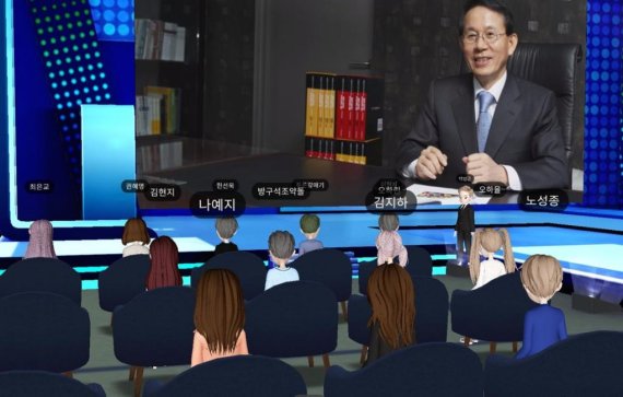 [서울=뉴시스]제3회 감정노동자 배려문화 정착 UCC·수필 공모전 메타버스 시상식에서 인사말을 하고 있는 선플재단 민병철 이사장.(사진출처: 롯데홈쇼핑 제공) 2021.12.20.