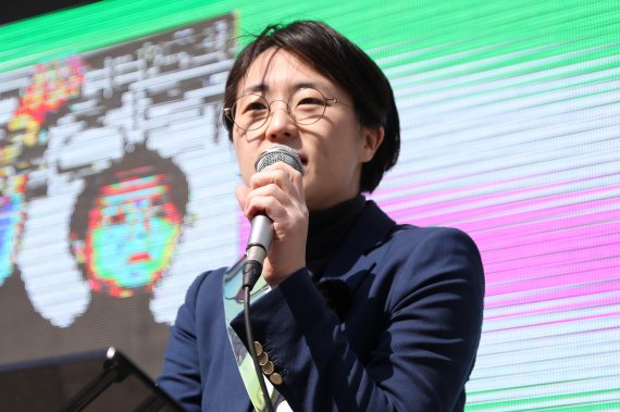 제21대 국회의원선거 서울 서대문갑에 출마한 신지예 무소속 후보가 13일 오전 서울 서대문구 아현역 앞에서 선거벽보 훼손 관련 여성혐오 규탄 긴급 기자회견을 하고 있다. 2020.4.13/뉴스1 © News1 유새슬 기자