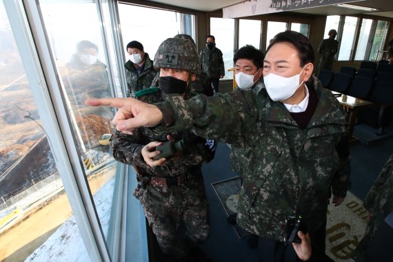 윤석열 국민의힘 대선 후보가 20일 강원도 철원 육군 3사단 부대(백골 OP)를 방문해 군관계자에게 보고를 받은뒤 손석 육군 3사단장(왼쪽)과 북측을 바라보고 있다. 2021.12.20/뉴스1 © News1 국회사진취재단