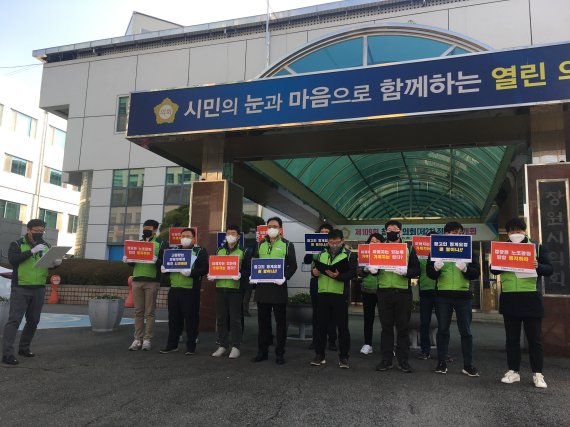 [창원=뉴시스] 강경국 기자 = 경남 창원시 공무원노동조합 조합원들이 20일 창원시의회 정문에서 검찰의 창원시의원 명예훼손 사건 불기소 처분에 대한 기자회견을 열고 있다. (사진=창원시 공무원노동조합 제공). 2021.12.20. photo@newsis.com *재판매 및 DB 금지