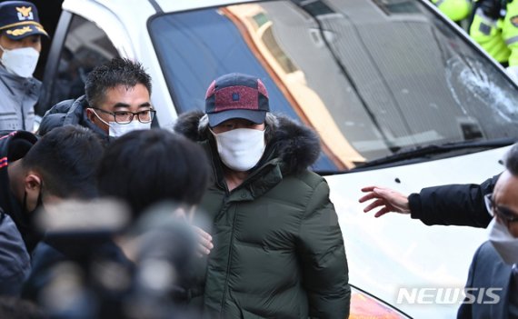 [안산=뉴시스] 김종택기자 = 초등학생을 납치·성폭행하는 범행을 저질러 12년을 교도소에서 복역해 출소한 조두순(68)이 12일 오전 경기도 안산시 단원구 자신의 거주지로 들어가고 있다. 2020.12.12.jtk@newsis.com