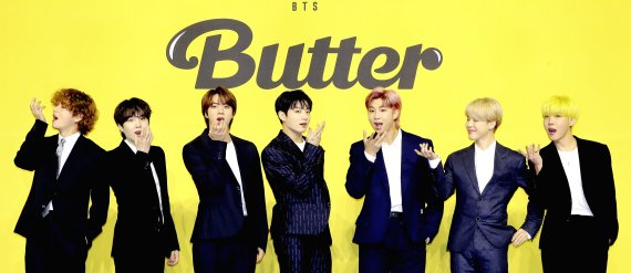 [서울=뉴시스]최진석 기자 = 그룹 방탄소년단(BTS)의 뷔(왼쪽부터), 슈가, 진, 정국, RM, 지민, 제이홉이 21일 서울 송파구 올림픽공원 올림픽홀에서 열린 새 디지털 싱글 'Butter'(버터) 발매 기념 글로벌 기자간담회에 참석해 포즈를 취하고 있다. 이번 디지털 싱글 'Butter'(버터)는 2020년 8월 발매와 동시에 전 세계를 강타한 디지털 싱글 'Dynamite'(다이너마이트)에 이은 BTS의 두 번째 영어 곡이다. 2021.05.21. myjs@newsis.com