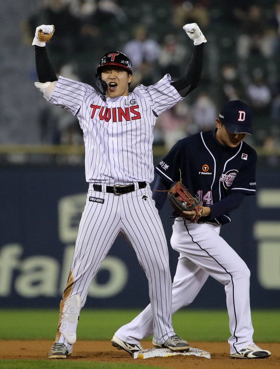 '2021 신한은행 SOL KBO리그' 준플레이오프 1차전 두산베어스와 LG트윈스의 경기. LG 문보경이 3회말 1사 2루타를 친 후 덕아웃을 향해 포효하고 있다. 2021.11.4/뉴스1 © News1 김진환 기자