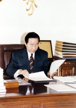 ⓒ대통령기록관, 1993, 공공누리 제 3유형 개방, '김영삼 대통령 집무1(1993)'