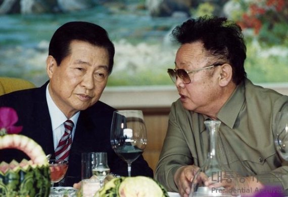 ©대통령기록관, 2000, 공공누리 제 3유형 개방, '김정일 국방위원장과 1차 회담'