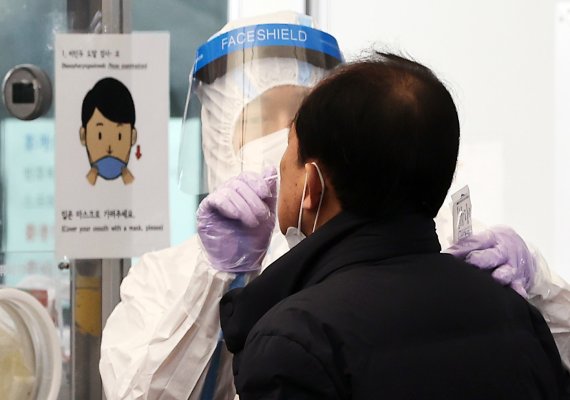 20일 오전 서울 송파구보건소 선별진료소에서 의료진이 신종 코로나바이러스 감염증(코로나19) 검사를 위한 검체 채취를 하고 있다. 2021.12.20/뉴스1 © News1 조태형 기자