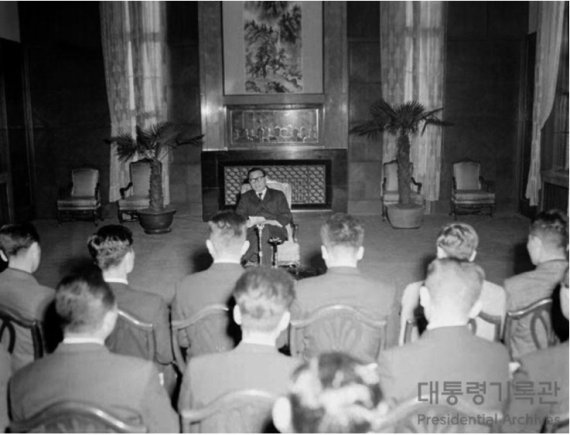©대통령기록관, 1962, 공공누리 제3유형 개방, '윤보선 대통령 청와대기자회견(1962)'