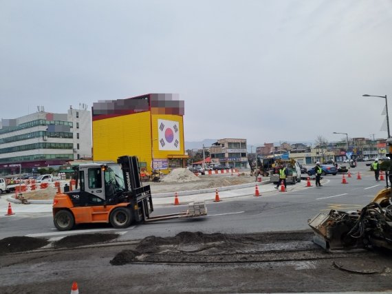 회전교차로 설치 공사 중인 강릉 임당사거리.2021.12.20/뉴스1 윤왕근 기자