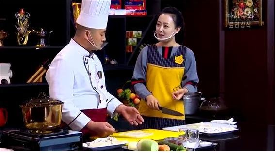 북한 조선중앙TV가 최근 방송한 요리 프로그램 방송 장면.(조선중앙TV 갈무리)© 뉴스1