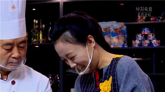 북한 조선중앙TV가 최근 방송한 요리 프로그램 방송 장면.(조선중앙TV 갈무리)© 뉴스1