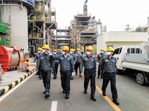 에쓰오일 후세인 알 카타니 CEO(앞줄 왼쪽 2번째)가 임직원들과 함께 울산공장 생산현장에서 안전점검을 하고 있다. 에쓰오일 제공