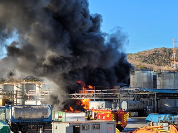 [여수=뉴시스] 김석훈 기자 = 13일 오후 1시 37분께 전남 여수국가산업단지 내 석유정제업체에서 탱크 상부 작업중 폭발사고가 발생해 소방당국이 진화 작업하고 있다. (사진=독자 제공) 2021.12.13. photo@newsis.com *재판매 및 DB 금지