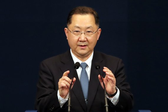 문재인 대통령이 21일 김진국 청와대 민정수석의 사의를 수용했다. 앞서 김 수석의 아들이 여러 기업에 낸 입사지원서에 '아버지가 민정수석이다' 등의 내용을 써낸 것으로 알려져 논란이 됐다. 김진국 신임 민정수석이 지난 3월 4일 민정수석 임명후 청와대 춘추관을 찾아 인사말을 하는 모습. (뉴스1 DB)2021.12.21/뉴스1 © News1 이광호 기자