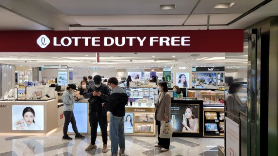 '2021 코리아세일페스타'(코세페) 개막일인 1일 찾은 롯데면세점 © 뉴스1