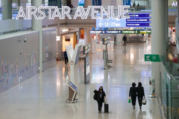 신종 코로나바이러스 감염증(코로나19) 변이 바이러스인 오미크론 확산 우려가 커지고 있는 30일 인천국제공항 1터미널 출국장 면세점이 한산한 모습을 보이고 있다. 2021.11.30/뉴스1 © News1 안은나 기자