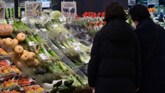 지난달 국내 생산자물가지수(PPI)가 13년 만에 최대 상승폭을 기록했다. 21일 한국은행에 따르면 11월 생산자물자지수는 112.99로 집계돼 1년 전 대비 9.6% 상승했다. 사진은 서울 한 대형마트. 사진=서동일 기자