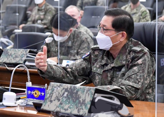 김정수 해군참모총장은 21일 오전 해군작전사령부를 방문해 군사대비태세 현황을 보고받은 후 "다양한 상황을 예찰하고 선도적으로 준비하는 선승구전의 자세로 전방위 위협에 대한 확고한 대비태세를 구축할 것"을 주문했다./제공=해군