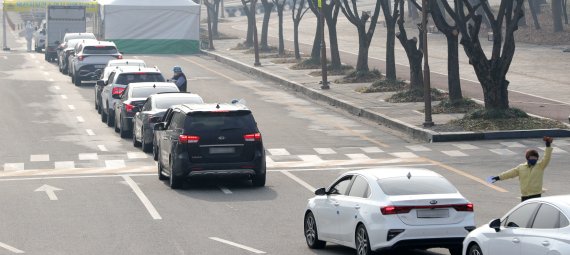 21일 전북 익산시 익산종합운동장에 마련된 드라이브스루 선별진료소에서 검사를 기다리는 차량들이 줄을 서 있다. 2021.12.21/뉴스1 © News1 유경석 기자