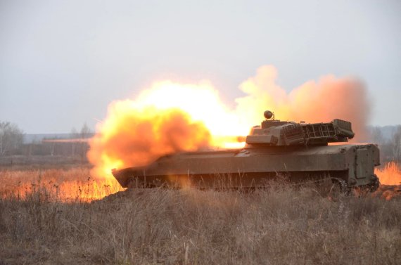 우크라이나 국방부가 지난 17일(현지시간) 공개한 동부 러시아 접경지역에서 자국 전차가 사격훈련을 하는 모습. 양국의 갈등이 고조되는 가운데 우크라이나 리비우의 러시아 영사관에 화명병이 날아들었다. 로이터뉴스1