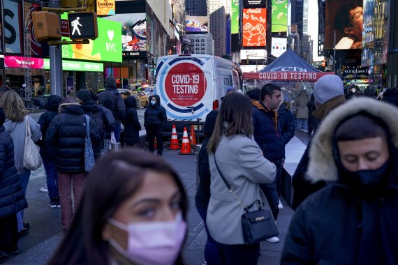 [뉴욕=AP/뉴시스] 20일(현지시간) 미국 뉴욕의 타임스퀘어에서 시민들이 코로나19 검사를 받기 위해 순서를 기다리고 있다. 2021.12.21.
