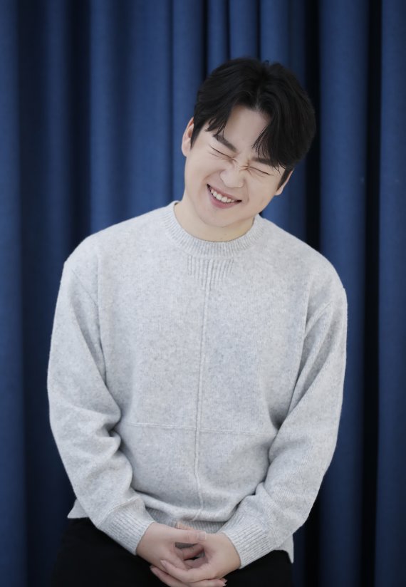 유튜브 구독자 327만 명인 아카펠라그룹 메이트리(MAYTREE) 권영훈이 16일 오후 서울 강남구 한 스튜디오에서 열린 뉴스1과의 인터뷰에 앞서 포즈를 취하고 있다. 2021.12.16/뉴스1 © News1 권현진 기자