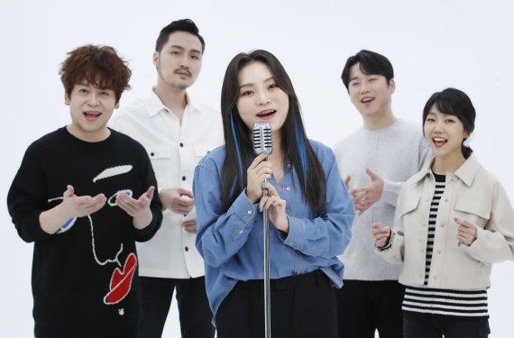 유튜브 구독자 327만 명인 아카펠라 그룹 메이트리(MAYTREE) 정상인(왼쪽부터), 김원종, 임수연, 권영훈, 강수경이 16일 오후 서울 강남구 한 스튜디오에서 열린 뉴스1과의 인터뷰에 앞서 포즈를 취하고 있다. 2021.12.16/뉴스1 © News1 권현진 기자