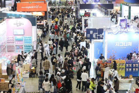 [고양=뉴시스] 조수정 기자 = 반려동물 산업 박람회 '케이펫페어 일산'이 개막한 19일 오전 경기 고양시 일산 킨텍스에서 관람객들이 인산인해를 이루고 있다. 2021.11.19. chocrystal@newsis.com