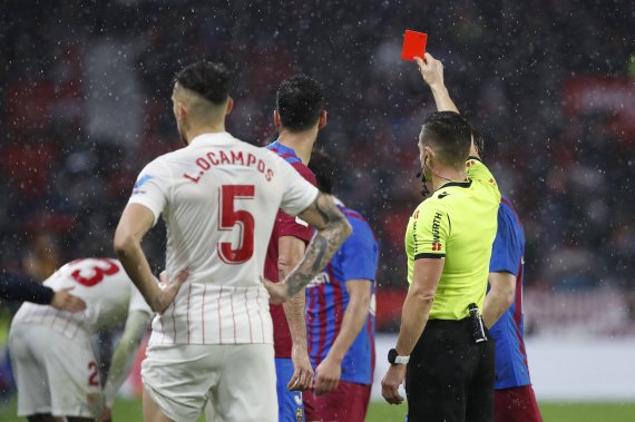 [세비야=AP/뉴시스]세비야의 줄스 쿤데가 레드카드를 받고 퇴장당했다. 2021.12.21.