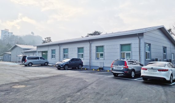 [괴산=뉴시스] 괴산군농산물유통센터 광장 괴산읍 행정복지센터 임시청사. (사진=괴산군 제공) photo@newsis.com *재판매 및 DB 금지