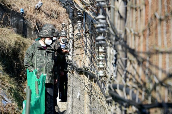 [서울=뉴시스] 국회사진기자단 = 윤석열 국민의힘 대선 후보가 20일 강원도 철원 육군 3사단 백골OP(Observation Post, 관측소)를 방문해 철책선을 둘러보고 있다. 2021.12.20. photo@newsis.com