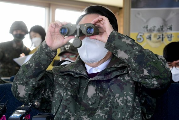 [서울=뉴시스] 국회사진기자단 = 윤석열 국민의힘 대선 후보가 20일 강원도 철원 육군 3사단 백골OP(Observation Post, 관측소)를 방문해 북측을 바라보고 있다. 2021.12.20. photo@newsis.com