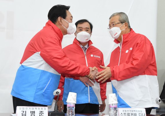 윤석열 국민의힘 대선 후보와 김종인 총괄선대위원장이 지난 7일 국회에서 열린 대통령선거 선거대책위원회의 1차 회의에 참석해 악수를 하고 있다. 가운데는 김병준 공동상임선대위원장. 이동해 기자