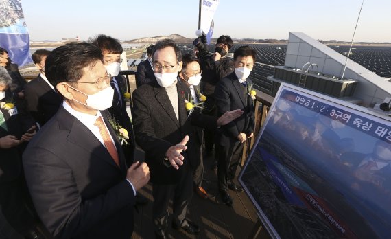 22일 전북 군산시 새만금북로에서 열린 새만금 육상태양광 1구역 준공식에 노형욱 국토교통부 장관과 송하진 전북도지사 등이 참석해 현장을 보고 있다. /사진=전북도