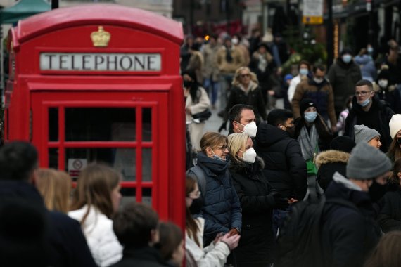 22일(현지시간) 영국 런던 코벤트 가든이 성탄절을 앞두고 쇼핑을 하려는 시민들로 붐빈 모습.AP뉴시스