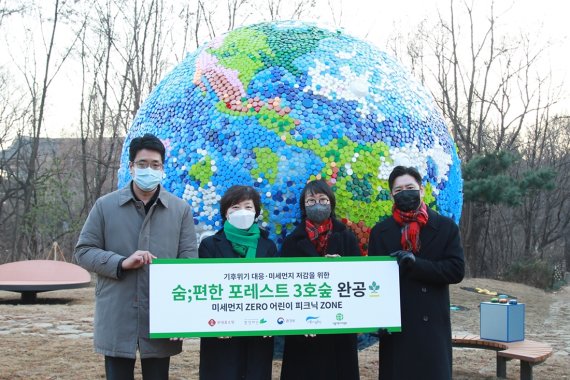 22일 열린 완공식에서 신성빈 롯데홈쇼핑 마케팅본부장, 이미경 환경재단 대표, 심영신 서울시설공단 문화체육본부장, 손성일 서울어린이대공원장(왼쪽부터)이 기념촬영을 하고 있다.