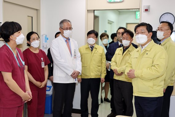 전해철 장관 "정부, 중증환자 병상 확충 차질없이 이행"