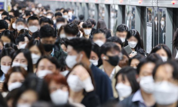 서울 종로구 광화문역에서 직장인들이 출근하고 있다.뉴시스