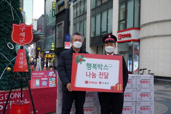 아성다이소 김백철 전무(왼쪽 첫번째)와 구세군 사회복지법인 강석진 이사(왼쪽 두번째)가 기념사진을 촬영하고 있다. 아성다이소 제공.